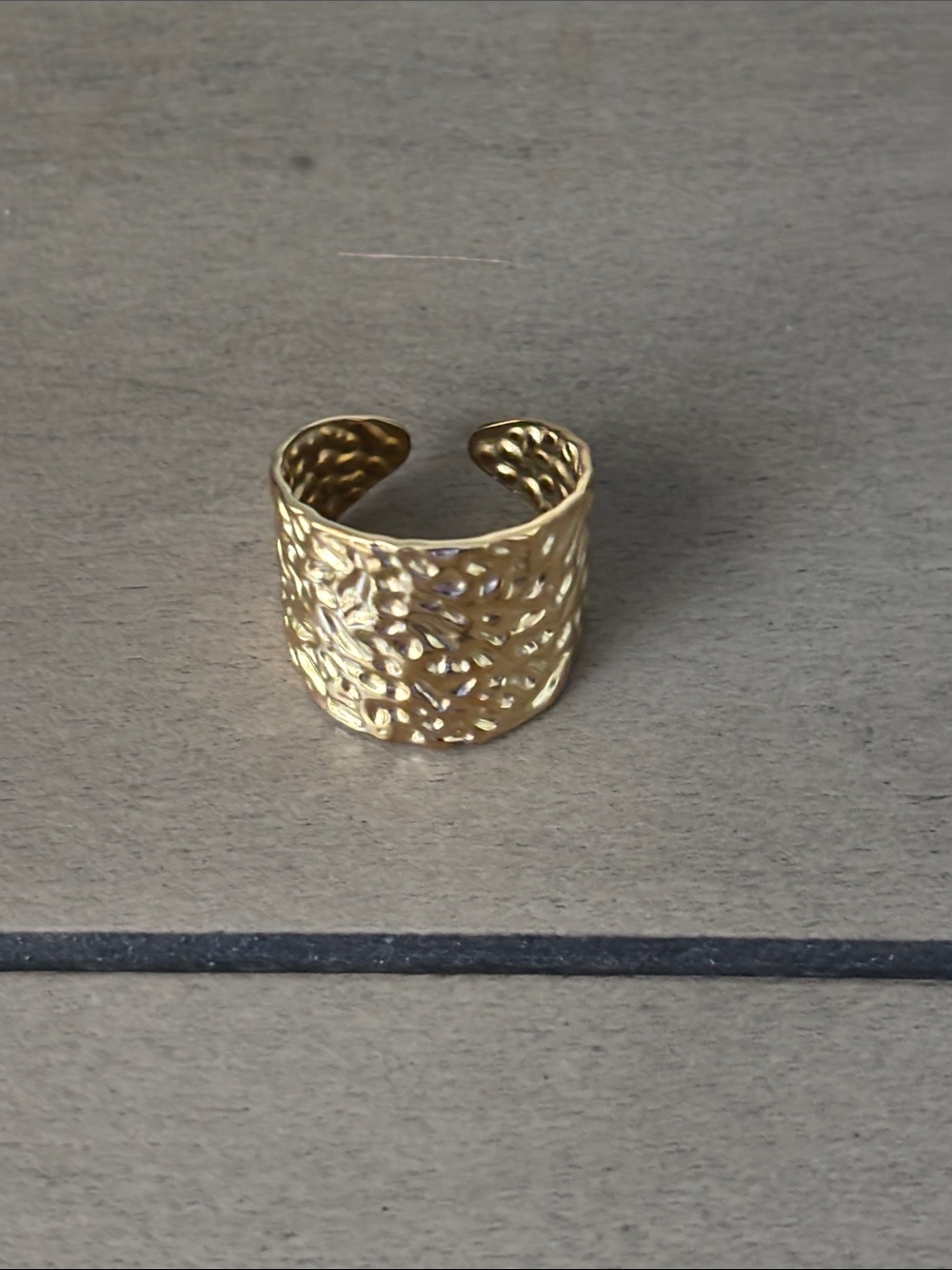 756. Plunder gold tone hammered texture ring - size 7.75